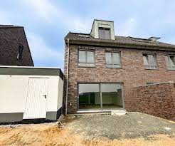 Leverkusen bietet seinen bürgern die beachtliche zahl von 27756 wohngebäuden. Haus Zu Vermieten 51371 Leverkusen Hitdorf Rheindorf Mohnweg 24 Mapio Net