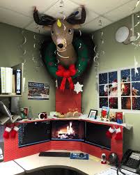 Check out the 8 simple office cubicle decor ideas you can add to elevate your workspace. 45 Classic Christmas Office Decor To Enhance The Celebration Mood Collagecab