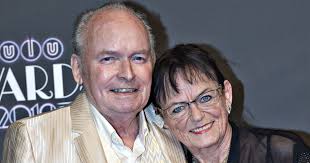 Nu begraves Peter Belli: June bar særligt minde ind i kirken