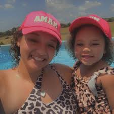 💚✨❤️GRINCH MIMOSA ❤️✨💚 Drink Ingredients💚: ﻿﻿• orange juice • Blue  Curagao ﻿﻿• Stella Mia Prosecco For the Santa hat🎅🏼: • Toothpick ﻿﻿•  Strawberry • mini marshmallow