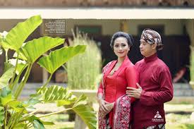 Prewedding dengan foto buku nikah. Fotografer Pernikahan Wedding Yogyakarta Indonesia Via Foto Prewed Adat Jawa Outdoor D Omah Jogja