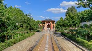 Besides gardens in different styles from throughout the world (chinese garden, arabic garden, balinese greenhouse, japanese and korean garden, italian garden), the park has playgrounds for children and several picnic areas. Garten Der Vier Strome Wikipedia