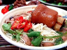 豬腳麵線去霉運這是在台灣自古以來的傳統習俗, 但凡出獄. 出院或是運氣不好, 就要吃碗豬腳麵線去霉運, 所以才有俗諺「一審重判，二審減半，三審豬腳麵線。」即指有力人士的刑事案件，臺灣法庭一審時，法官大多公正，給予重判；二審後法官便減了一半刑責；三審過後，風頭也  ...