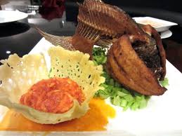Menu ikan gurame saus padang dapat disajikan sebagai menu makan siang yang mengundang selera. Pedas Segar Gurame Goreng Sambal Mangga Sedap Ada Di 5 Tempat Ini