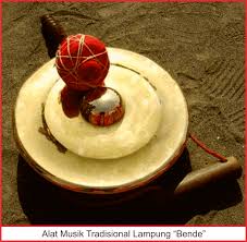 Penjelasan mengenai alat musik daerah disertai dengan gambar dan cara memainkannya. 36 Alat Musik Tradisional Indonesia Lengkap 34 Provinsi Gambar Dan Daerahnya Seni Budayaku