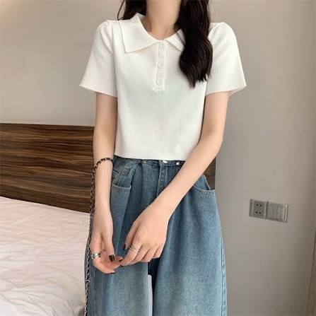 Áo croptop dệt kim phối quần may đo hoặc quần ống rộng tạo nên diện mạo tinh tế, vừa thoải mái vừa toát lên vẻ sang chảnh.
