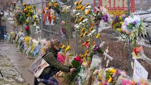Ten people, including a boulder police officer, were killed in a shooting. 1elu3rlwwclwpm