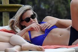 Krásné moderátorky se na dovolené svlékají do naha! Topmodelka Bar Refaeli Kuk A Je To Venku Ahaonline Cz