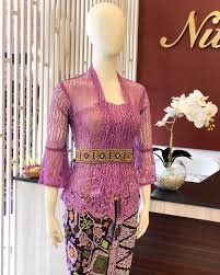 Warna ungu pada wortel ini dikarenakan zat antioksidan kuat seperti anthocyanin yang baik dalam melawan radikal bebas. Kebaya Semifrance Italy Serat X Kamen Nitra Jaya Kebaya Facebook