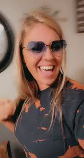 Amanda Benfield's Instagram, Twitter & Facebook