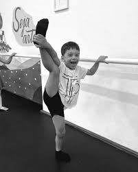 Quem aguenta esse mini bailarino? Com seu short de bailarino? 🥹