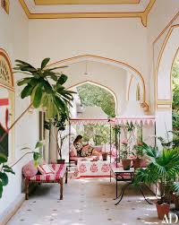 tocca荷蘭籍時尚設計師marie anne oudejans 去年因為替印度narain niwas palace飯店設計了palladio酒吧 華麗 充滿南洋風味的精緻風格 受到時尚雜誌的爭相報導 自此她開啟了她的室內設計生涯 而最近她又完成了一個令人驚喜的美麗 インテリア配色 インテリア家具