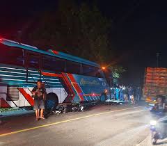 Kecelakaan Maut di Kalipucang Pangandaran: Pengendara Motor Tewas Setelah Tabrak Bus . . Sebuah kecelakaan tragis terjadi di Jalan Raya Kalipucang-Pangandaran, tepatnya di Dusun Giritirta, Desa Kalipucang, Pangandaran, pada Kamis (30/1) sekitar