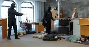 Polizist frank koops (aljoscha stadelmann) ist zurück: Bilder Harter Brocken Der Bankraub Filme Im Ersten Ard Das Erste