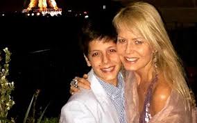 Otras versiones contrapuestas cercanas a la familia del expresidente, sostienen que en las últimas. Hijo De Cecilia Bolocco Pide Que No Lo Vinculen Con Su Padre Carlos Menem
