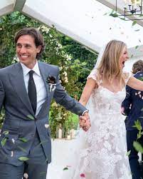 Gwyneth paltrow and her producer husband brad falchuk are finally giving fans a glimpse inside their intimate sept. Gwyneth Paltrow Just Shared The First Photos From Her Wedding To Brad Falchuk Glamour
