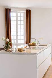 Dans cette cuisine, le plan de travail en granit noir donne une allure très chic à cette cuisine, par. Cuisine Blanche Et Marbre Langon Cuisiniste Et Architecte D Interieur A Bordeaux Creations Saint Bruno