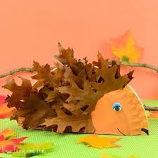 Bastelideen Herbst Igel Selber Machen Aus Pappteller Herbstblattern Diy Fur Kinder In 2020 Herbst Basteleien Kunsthandwerk Fur Kinder Herbstbastelprojekte