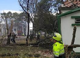 Las autoridades confirmaron este jueves que hacia las 9:40 de la mañana explotó lo que parece ser un carro bomba dentro de la escuela de cadetes general santander, al sur de bogotá, hechos que hasta el momento dejan un saldo de 5 uniformados sin vida y al menos 10 heridos, según indicó el. Como Ingreso El Carro Bomba A La Escuela General Santander Entornointeligente
