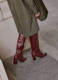 Bottes en suédine.présence de brides noires entrecroisées au niveau de la cheville.tige en simili cuir avec empiècement élastique noir à l'arrière. Dermatinh Pshlh Mpota Burgundy Uterque Greece Bottes Bordeaux Botte Hautes Bottes