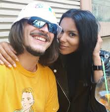 Une histoire partie de paroles insultantes du rappeur dans sa chanson « beurette de luxe comme à son habitude shy'm y a glissé un moment de sensualité offrant un tango endiablé au rappeur, toujours vêtu de son fidèle bob et ses lunettes de. Ø­Ø¯Ø¯ Ø§Ù„Ù‚Ø§Ø±Ø© ØªØ­ÙÙŠØ² Lorenzo Sans Ses Lunettes Katrinasalas Photo Com