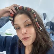 Pássaro Anacã, conhecido como papagaio Cacique, é o único exemplar que só  existe em território brasileiro.🇧🇷 Ele tem cores vibrantes e um "cocar".  Está ameaçado de extinção!