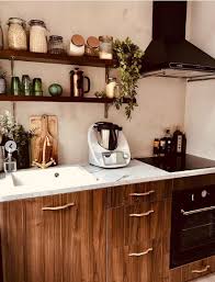 Etagere cuisine design portes coulissantes rangement vaisselle meuble style scandinave meubles moderne designer ultra moderne ikea inox. Petite Cuisine En Bois Et Plan Effet Marbre Cuisine Bois Cuisine De Petit Appartement Cuisine Petit Espace