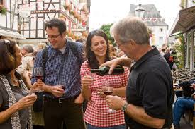 Es werden hauptsächlich rotweinreben angepflanzt. Ahrweiler Winzerfest