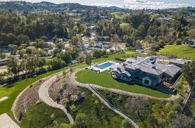 Kim kardashian house her new hidden hills mansion. Hidden Hills Largest Estate Sells For Record 22 2 Million Topping Kim And Kanye West S Purchase Los Angeles Times