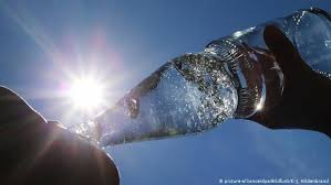 في الصيف اللاهب حقائق حول شرب الماء البارد منوعات نافذة Dw عربية على حياة المشاهير والأحداث الطريفة Dw 26 07 2019