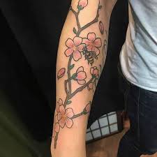 Un tatouage de branche de cerisier 20 dans la catégories: 130 Tatouages Fleur De Cerisier Japonais Et La Signification