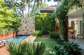 Screening Fence Or Garden Wall 102 Ideas For Garden Design Find Inspiration For Modern Into The Ar Backyard Small Backyard Pools Swimming Pools Backyard