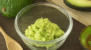 Alhamdulillah masuk ke hari 11, hari ini snack nya ade umar masih sama pisang, karena dia sedang diare, jd utk meredakan diarenya ibu kasih pisang biar agak padat dulu tinjanya, syafakallah ya ade Resep Mpasi Pure Alpukat Dan Pisang Lifestyle Fimela Com