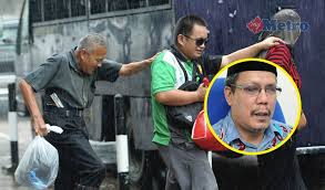 Seorang pimpinan dari ruang kerjanya akan menyampaikan pesan kepada tenaga administrasi kantor yang 156. Orang Kata Saya Emosional Silatul Rahim