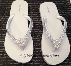 White Wedge Wedding Flip Flops With Satin By Apricelessprincess 39 95 Chinelo Casamento Sapatos De Casamento Chinelos De Noiva