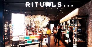Inauguré en 1971, le centre commercial, propriété à 100 % de la migros, comporte aujourd'hui 120 commerces et 13 salles de cinéma pathé sur plus de 50 000 mètres carrés. Rituals Soin Du Corps Et Beaute A Balexert Geneve
