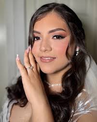 bride 👰🏻‍♀️ ✨ Maquillaje y peinado de novia (pestañas pelo a pelo por la  cliente) Amo ser parte de un día tan especial 😍 Como siempre coloco el  velo de la novia