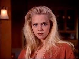 Favorite Kelly look ? Which season ? : r/BeverlyHills90210