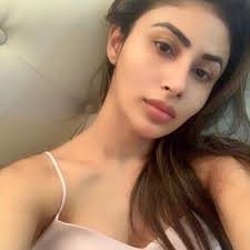 Mouni roy is one of the most popular indian tv actresses. Mouni Roy Looks Flawless In Her Latest Selfie And We Are All Hearts View Pic Pinkvilla