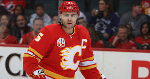 Wearing #5 for the calgary flames. Die Nhl Hat Den Sieger Der Mark Messier Trophy Bekannt Gegeben Und Es Ist Mark Giordano Von Den Calgary Flames