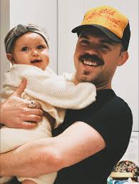 Chevy says that you all have to stop what you're doing and go listen to  uncle Sammy's new song with Don Louis. It's her favorite apparently 🥲❤️