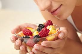 Pessoas comendo frutas Banco de imagens ...