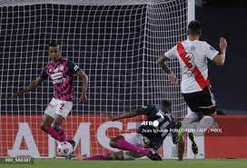 Gabriel omar batistuta (reconquista, provincia de santa fe, 1 de febrero de 1969) es un exfutbolista argentino. Santa Fe Hoy Memes De La Derrota Con River Plate En Libertadores Antena 2