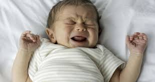 Bayi yang mengalami kembung akan dapat diketahui dengan muncul tanda tanda bayi seperti bayi yang rewel tanpa sebab, bayi yang melengkungkan salah satu langkah yang dapat digunakan sebagai cara mengatasi perut kembung pada bayi 1 tahun adalah dengan membuatnya bersendawa. Rawatan Masalah Bayi Kembung