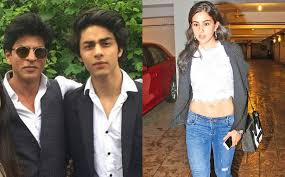 Potret aryan khan saat wisuda pun jadi viral karena menampilkan wajah tampannya yang belakangan jarang terlihat di media sosial. Anak Lelaki Srk Bakal Dijodohkan Dengan Anak Perempuan Saif Ali Khan Gempak