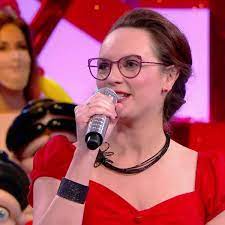 Les candidats chantent en karaoké avec un orchestre live, et un public dans une ambiance exceptionnelle. N Oubliez Pas Les Paroles Jennifer Fait Son Entree Dans Le Top 10 Des Plus Grands Maestros Du Jeu Femme Actuelle Le Mag