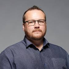 Tina Nylund om att åka traktorsläp genom Nykarleby: "Det klår kung Charles  guldvagn"