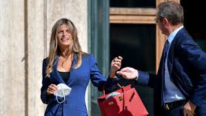 Laura ravetto , ex amazzone berlusconiana e ora deputata della lega, si confessa a francesc. I Tre Deputati Di Forza Italia Passati Alla Lega Perche Vivono Con Disagio Le Aperture Al Governo