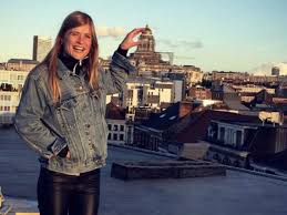 Eva de roo trok naar zijn favoriete concertzaal flagey en zorgde voor een bijzondere verrassing, samen met brussels philharmonic en het vlaams radiokoor. Radiopresentatrice Eva De Roo Mijn Ouders Hebben Dat Nooit Gezegd Ondanks Dat Mijn Broer Een Mentale Handicap Heeft Showbizz 24