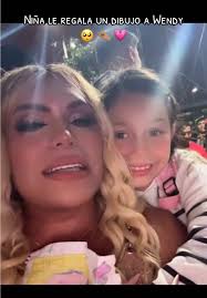 Niña Regala Dibujo a Wendy en el Carnaval de Chiapas